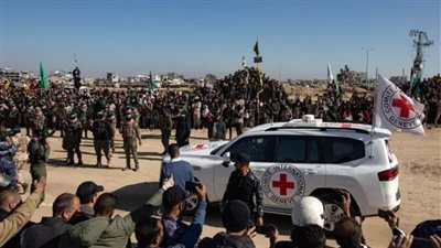 الصليب الأحمر يتسلم 7 رهائن إسرائيليين 