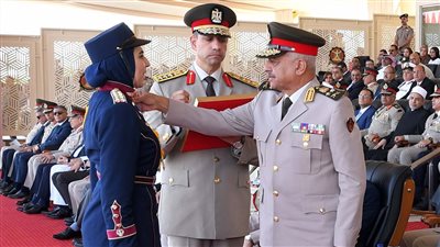 القائد العام للقوات المسلحة وزير الدفاع والإنتاج الحربي يشهد حفل تخرج دفعات جديدة من الكليات العسكرية