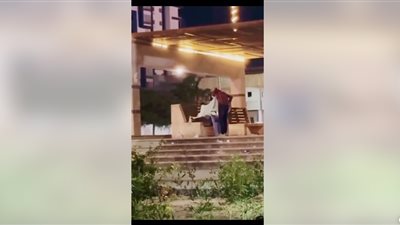 ضابط برتبة إنسان، شاف رجل نايم بردان من السقعة فغطاه برفق كأنه ابنه (فيديو)