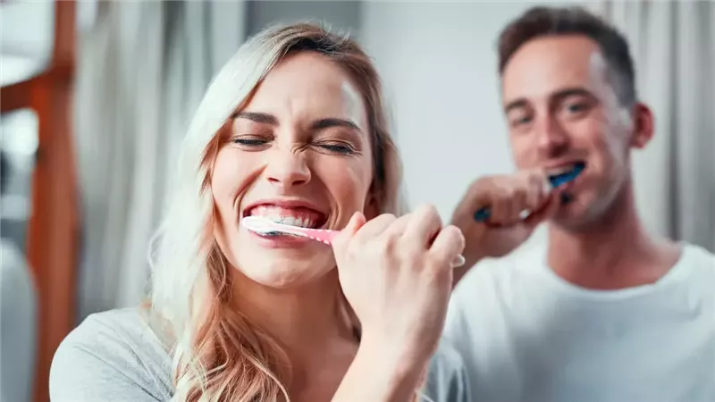 فرشاة الاسنان منها،