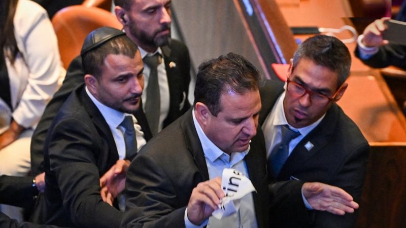 لافتات في الكنيست
