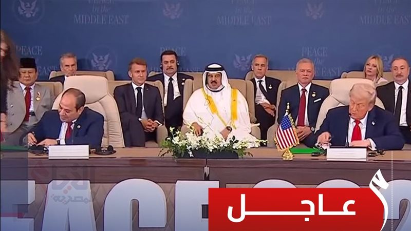 لحظة توقيع وثيقة