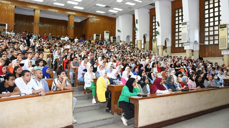 جامعة القاهرة تمنح