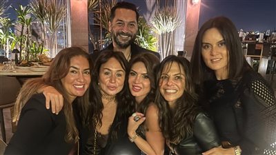 نجلاء بدر تحتفل بعيد ميلادها بحضور نجوم الوسط الفني (صور)