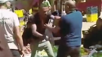  الداخلية تحقق في فيديو متداول لشخص يعتدي علي آخر بسلاح أبيض في أحد الأسواق