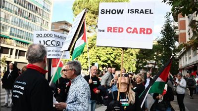 الشرطة الإيطالية تطلق قنابل الغاز لمنع المتظاهرين من الوصول لملعب مباراة إيطاليا وإسرائيل (صور)