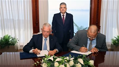 بقوة 90 طنا، قناة السويس توقع عقدًا لتصدير قاطرتين إلى إيطاليا