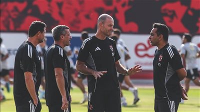 ييس توروب في التتش.. المدرب الدنماركي يقود مران الأهلي لأول مرة بكامل جهازه (صور)