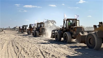 هنعمرها بأيدينا، جهود مكثفة بالآليات الثقيلة لإعادة فتح الطرق المدمرة في غزة (فيديو وصور)