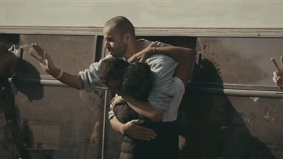 الفرحة المخلوطة بالألم والدم، مشاهد المحررين الفلسطينيين سيمفونية حب (فيديو)