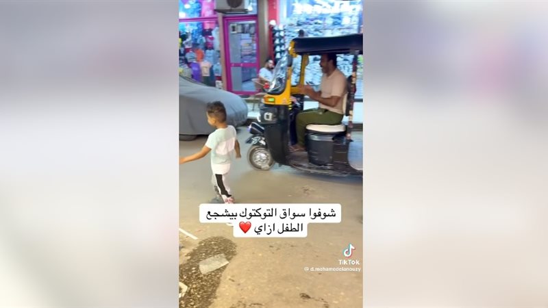 طفل يتعلم المشي