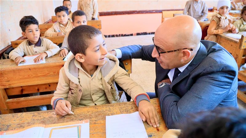 محمد عبد اللطيف يتابع