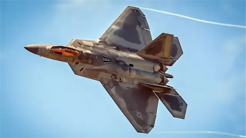 الشبح F-22 بينها،