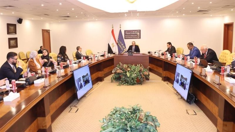 وزير الاتصالات يستعرض