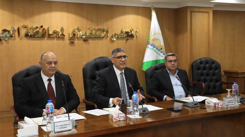 جانب من اجتماع محافظ