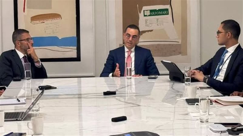 وزير الاستثمار مع