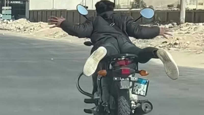 شاب يقود دراجة نارية