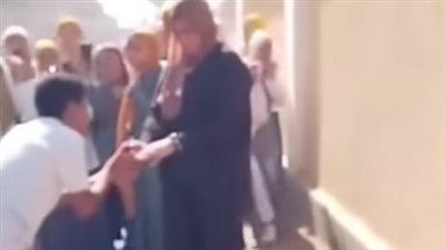 أدام المدرسة، شاب يفاجئ طالبة بخاتم خطوبة وقبلة أمام البنات (شاهد بالفيديو)