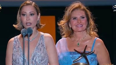 منة شلبي تهدي تكريم مهرجان الجونة 2025 لوالدتها ورضوان الكاشف