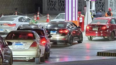 إقبال كثيف على محطات الوقود قبل سريان قرار زيادة أسعار البنزين والسولار