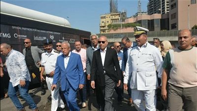 محافظ القاهرة يتابع التزام السائقين بالتعريفة الجديدة بموقف عبد المنعم رياض