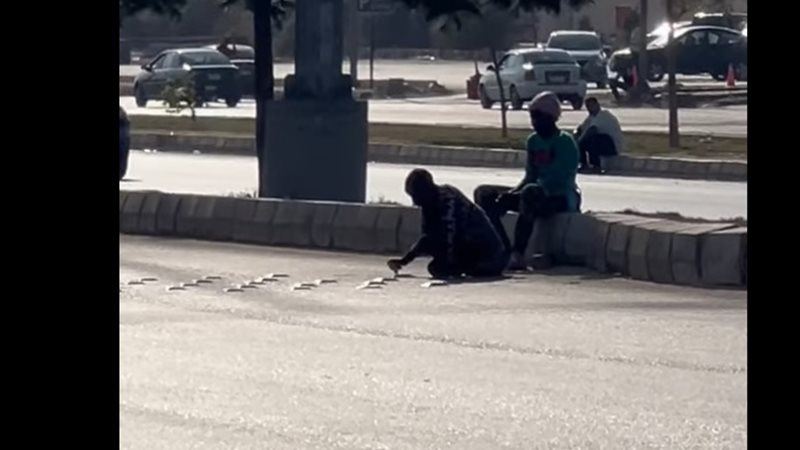سودانيون يخلعون المطبات