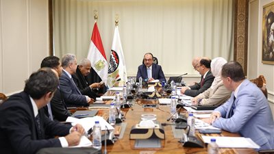 قطاع الأعمال تبحث مع 