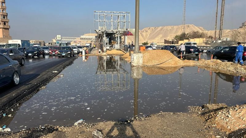 كسر ماسورة مياه على