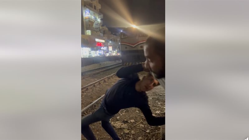 إنقاذ شاب على سكة
