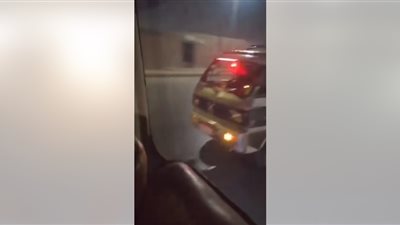شاهد بالفيديو، تصرف جنوني على الطريق يُسبب رُعبًا للركاب