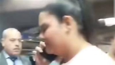 فتاة المترو صاحبة إلقاء مادة عليها من الخلف تخرج عن صمتها وتروي الحقيقة (شاهد)