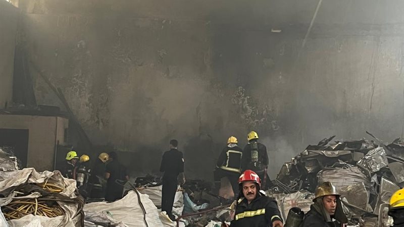 حريق داخل مخزن خردة