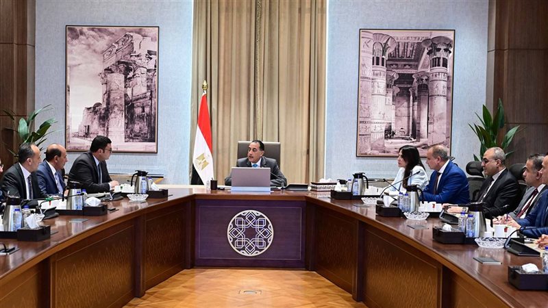 رئيس الوزراء مع وزير