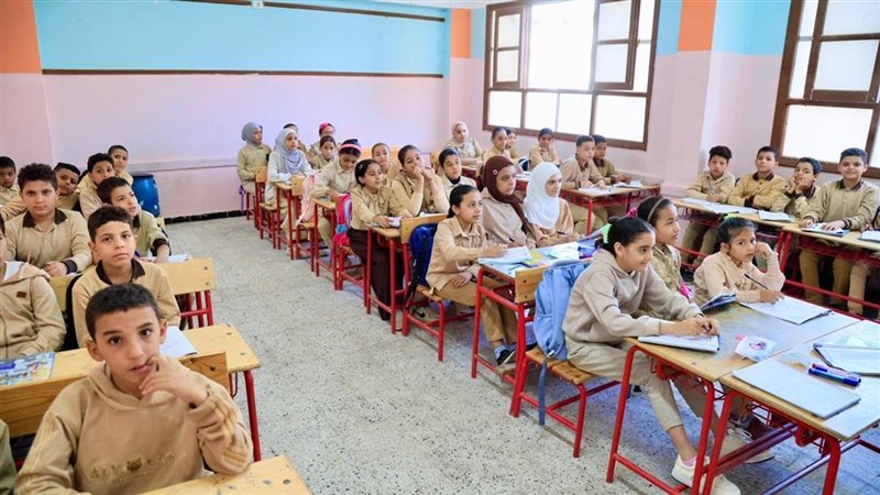 مدرسة بلا مدير ومدرسين..