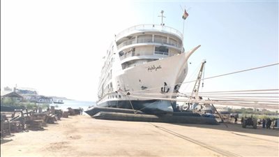 المقاولون العرب تنجح في إنزال فندق عمر الخيام العائم إلى بحيرة ناصر