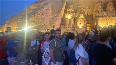 شاهد لحظة تعامد الشمس على وجه رمسيس الثاني بمعبد أبو سمبل 