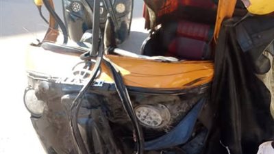 تهشم توكتوك وإصابة سائقه في حادث مروع بطريق الفلكي (صور)