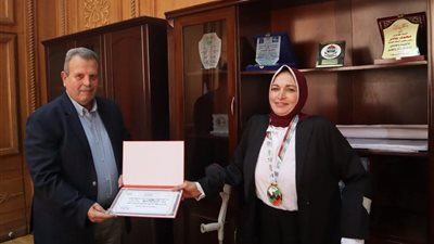 السكة الحديد تكرم اللاعبة فوزية إبراهيم حسين بطلة العالم في مصارعة الذراعين