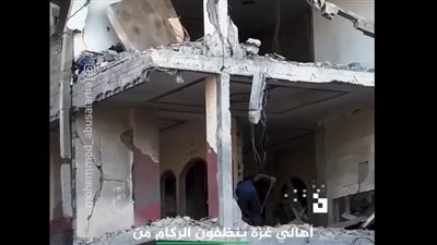 حالة صمود وتعافي استثنائية، غزيون ينظفون منازلهم دون انتظار السند الخارجي (فيديو)