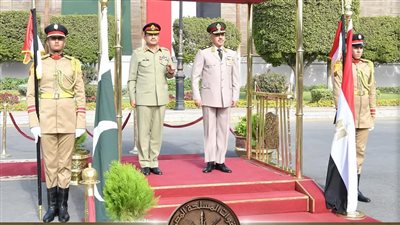 بالفيديو والصور، وزير الدفاع ورئيس الأركان يلتقيان رئيس أركان القوات البرية الباكستانية