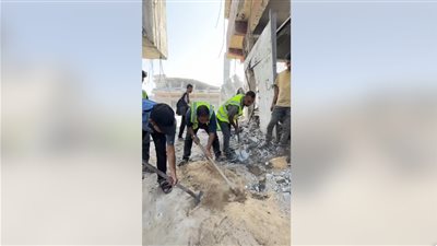 أهالي غزة يسابقون الزمن لتنظيف القطاع من الأنقاض والحطام (فيديو)