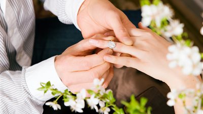 هل يجوز الزواج من رجل لا يصلي؟ محمد أبو بكر يوضح الحكم