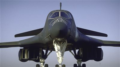 قاذفات بي-1 الفتاكة تحلق في الكاريبي، هل تخطط أمريكا للهجوم على فنزويلا؟ 