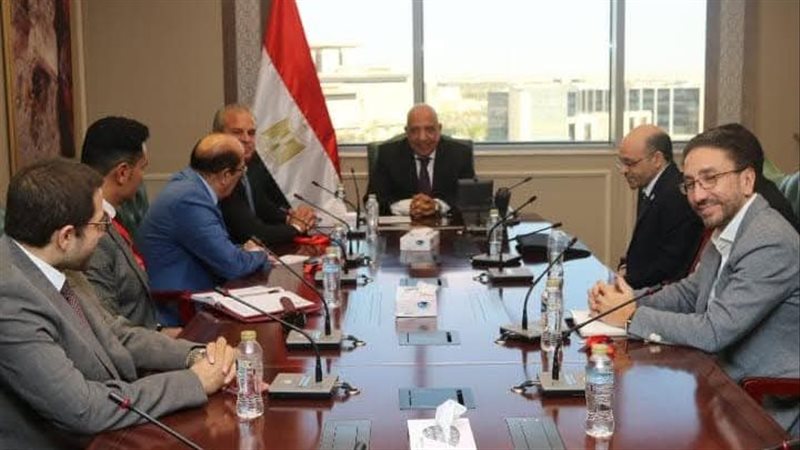 وزير الكهرباء يجتمع