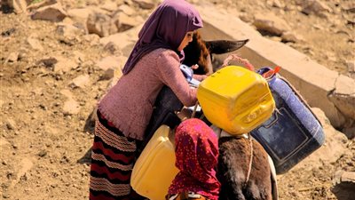 يمشون مسافات طويلة في ظل ظروف قاسية، شح المياه يزيد من آلام اليمنيين