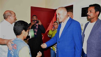 بالصور، محافظ الأقصر يفي بوعده ويسلم منزلا جديدا لأسرة طفل المساوية