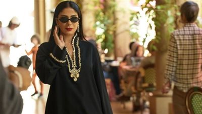 مني زكي بفستان قصير وأكمام طويلة يكشف أناقتها وسر جمالها 