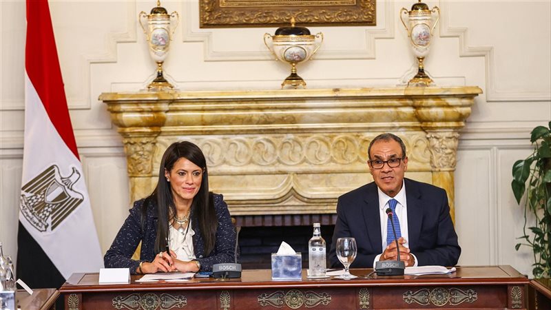 وزيرة التخطيط مع