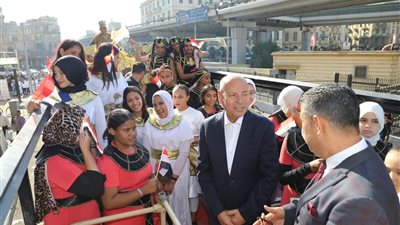 القاهرة تحتفل بتاريخها، أوتوبيسات مكشوفة تجوب العاصمة ترويجًا لافتتاح المتحف الكبير (صور)