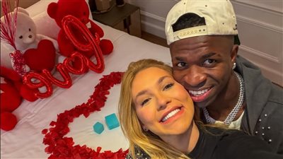  في غرفة النوم، فينيسيوس يعلن ارتباطه رسميًا من البرازيلية فيرجينيا فونسيكا